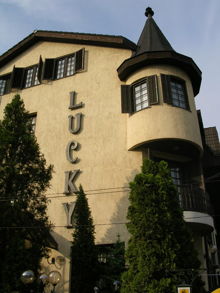 Lucky hotel 01 AU.jpg